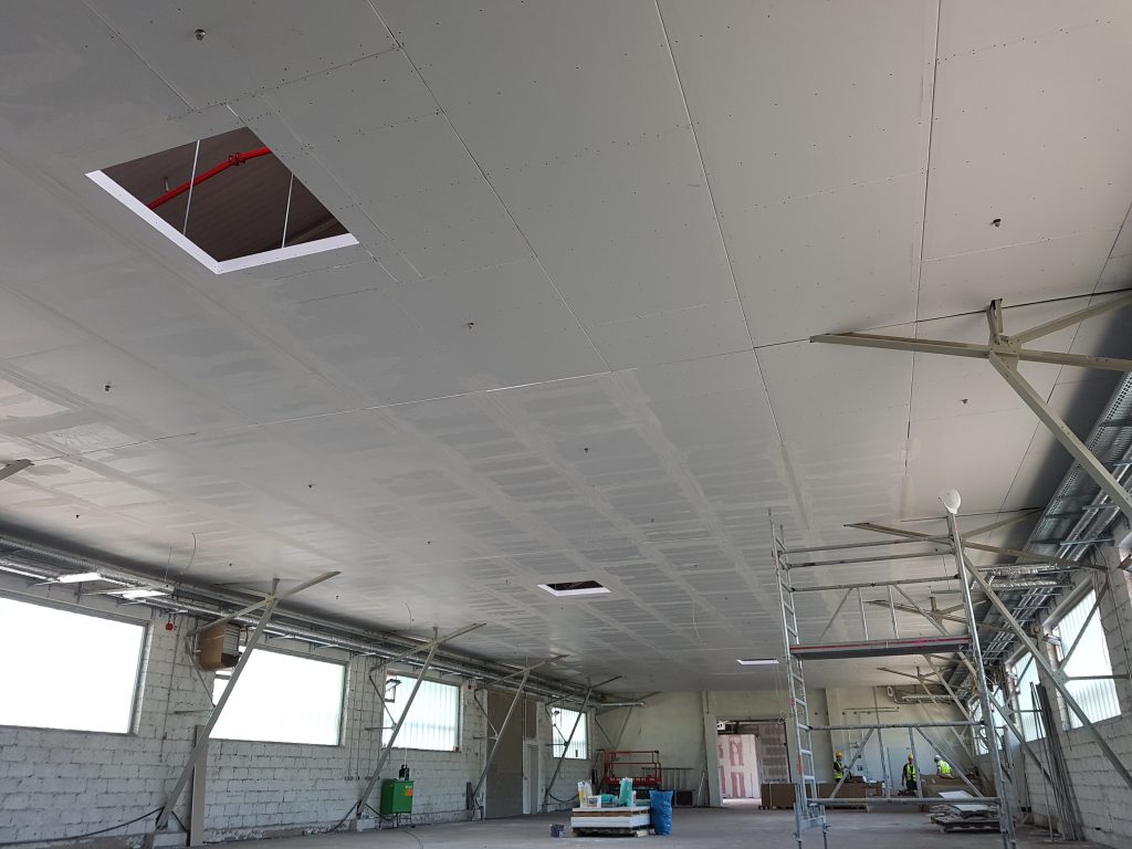 Weitspannträger Decke in einer Lagerhalle und Renovierung eines