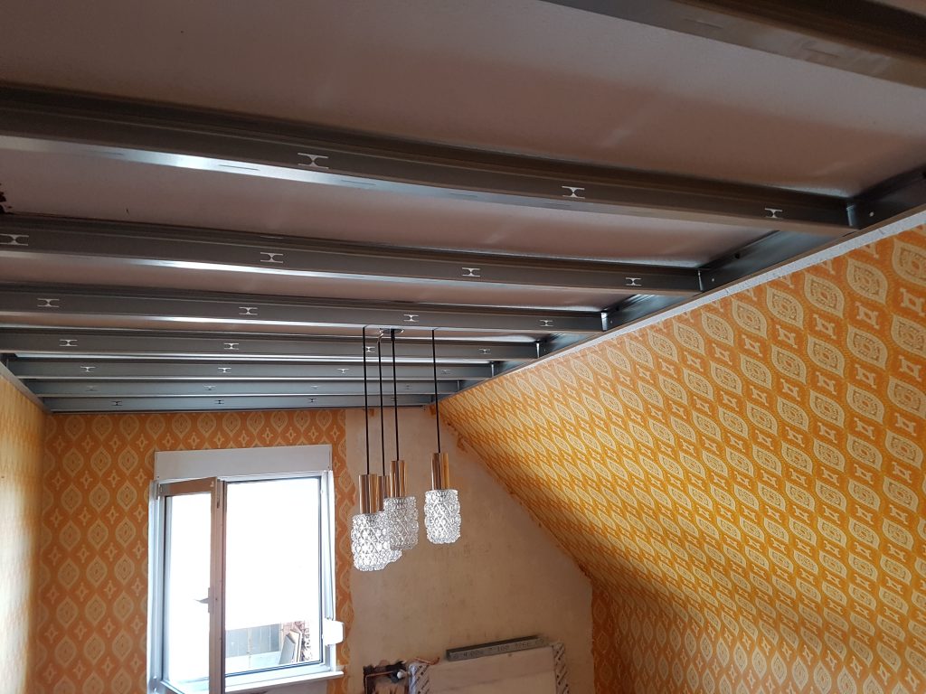 Weitspannträger Decke in einer Lagerhalle und Renovierung eines